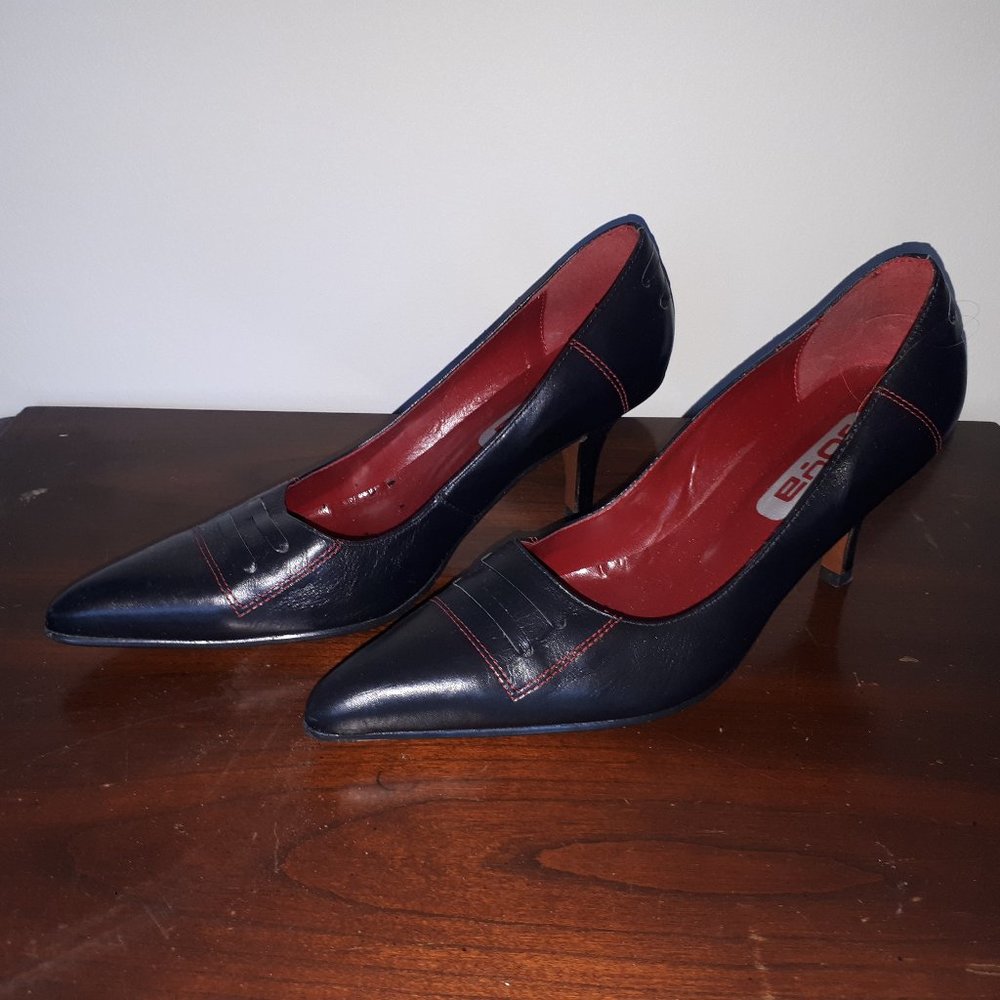 Black pumps